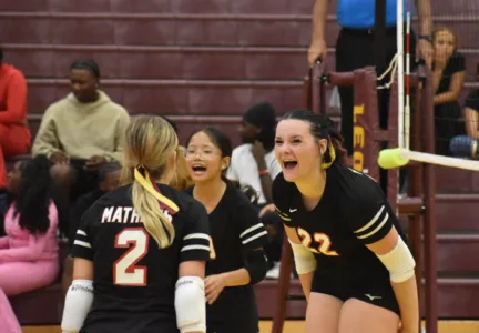 Mathews rallies from 2-set deficit to stun Liberty